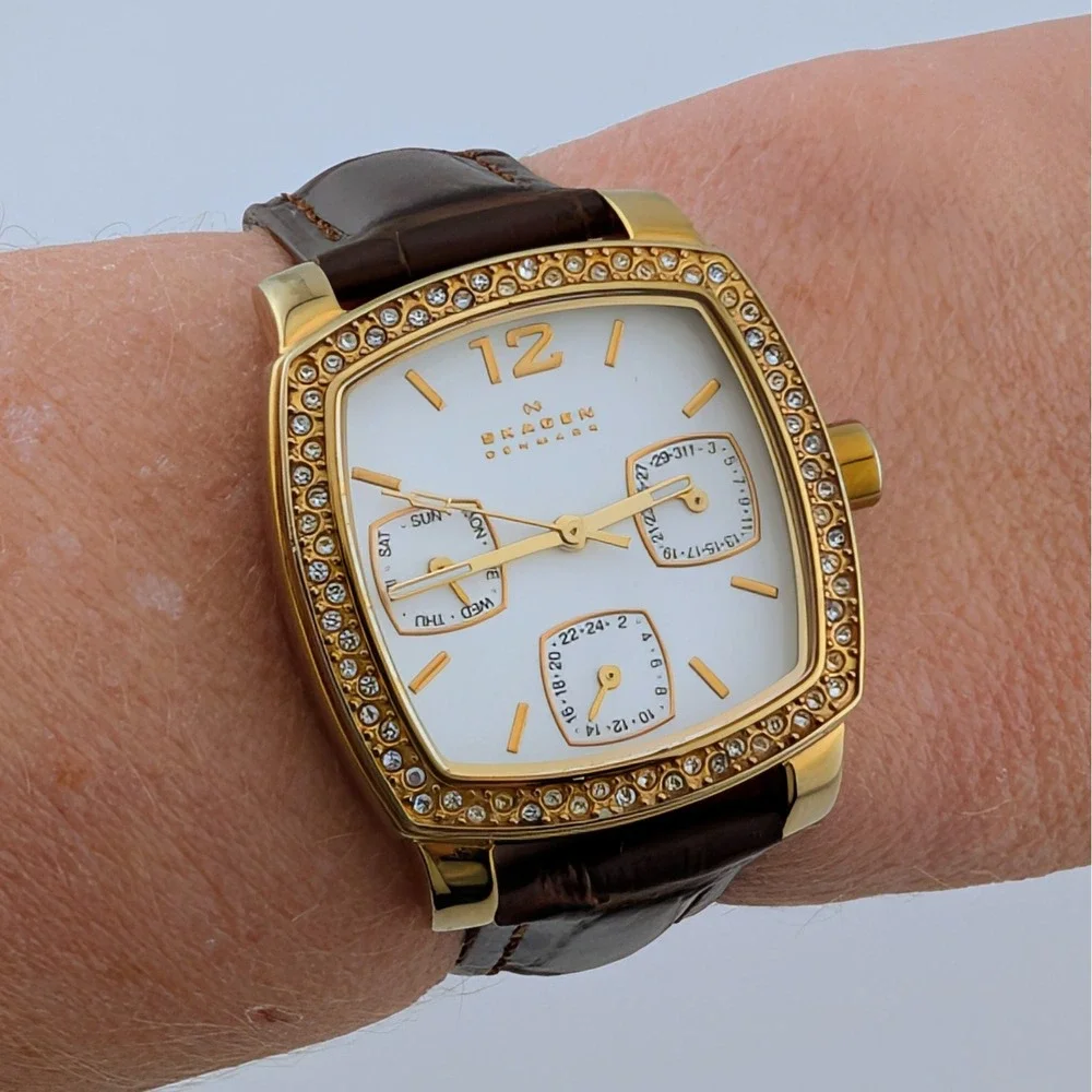 Y2K Skagen 558SGLD8A White MOP Dial Crystal Bezel Gold Tone Watch 30mm 7.5